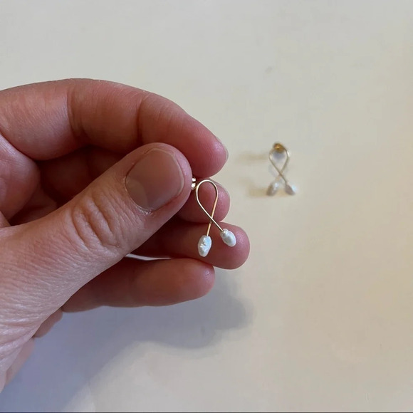 Mother of Pearl 14k Gold Italy Earrings Ribbon Shape Dainty Small - Picture 2 of 7